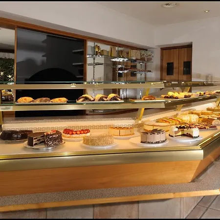 Lorenzoni, Cafe Konditorei Helmut Lorenzoni Apartamento *