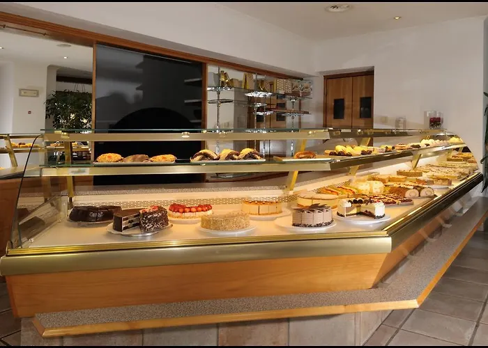 Lorenzoni, Cafe Konditorei Helmut Lorenzoni アパート *